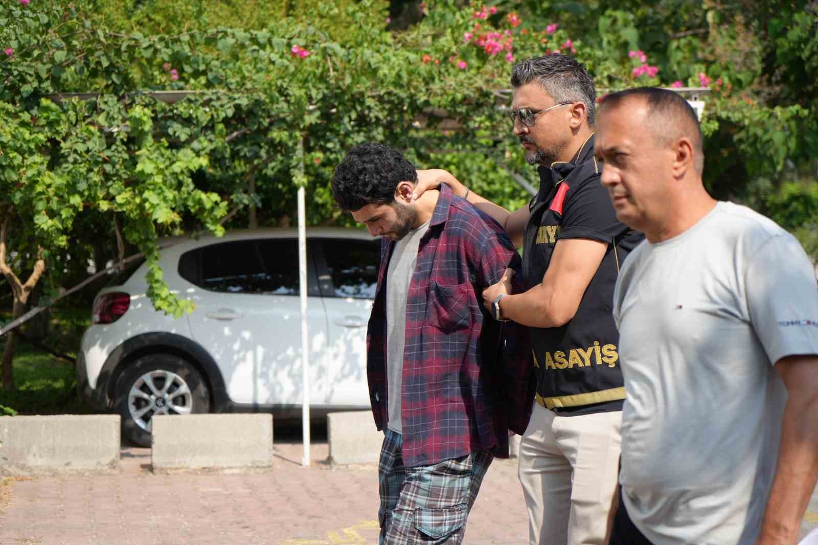 Cinayet davasında ilk kez hakim karşısına çıkan sanık: "Masanın üzerindeki bardağı alıp başına vurdum"
