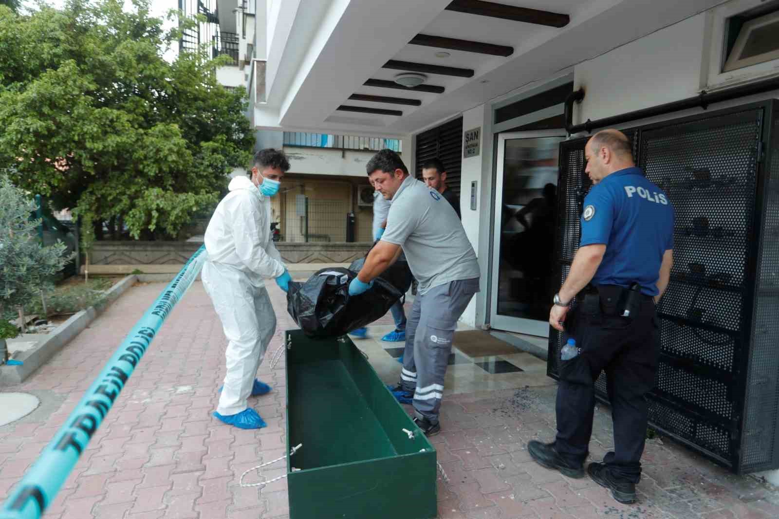 Cinayet davasında ilk kez hakim karşısına çıkan sanık: "Masanın üzerindeki bardağı alıp başına vurdum"
