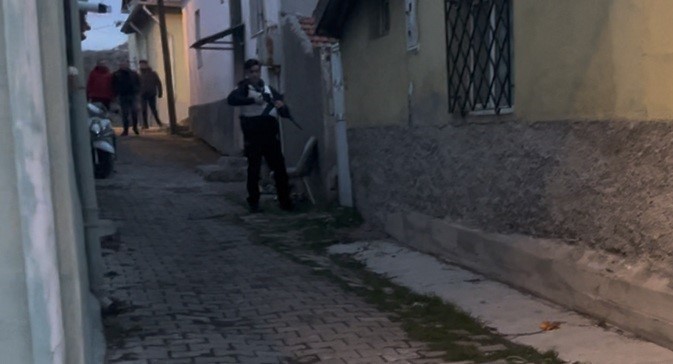 Cinayet işlediğini ihbar etti, belirttiği adrese uzun namlulu silahlarla girildi
