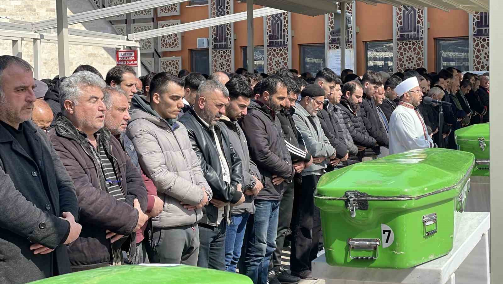 Cinayete kurban giden baba oğul, son yolculuğuna uğurlandı
