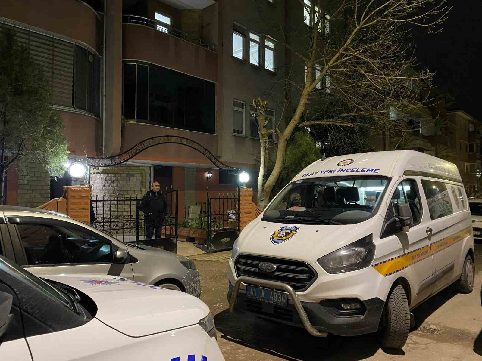 Cinayete kurban gittiği değerlendirilen kadının komşuları konuştu
Cinayete kurban gittiği değerlendirilen kadının komşuları konuştu