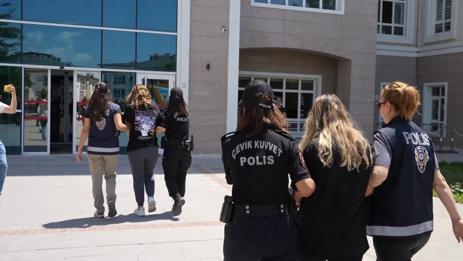 Cinayetle biten kadınların yasak aşk tartışmasında acılı baba konuştu: "Benim bir tane kızımı elimden aldılar"
Cinayetle biten kadınların yasak aşk tartışmasında acılı baba konuştu: "Benim bir tane kızımı elimden aldılar"