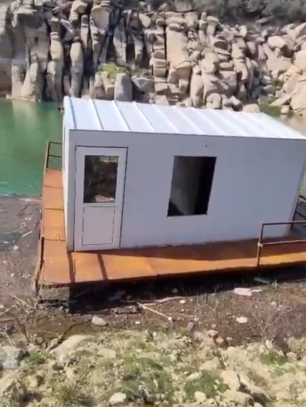 Çine Barajı’nda yüzen ev
