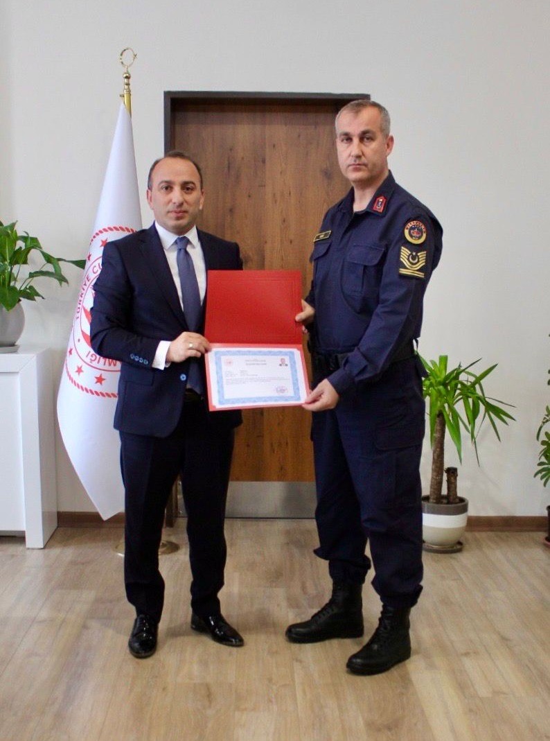 Çine Kaymakamı Erdoğan’dan jandarma personeline başarı belgesi
Çine Kaymakamı Erdoğan’dan jandarma personeline başarı belgesi