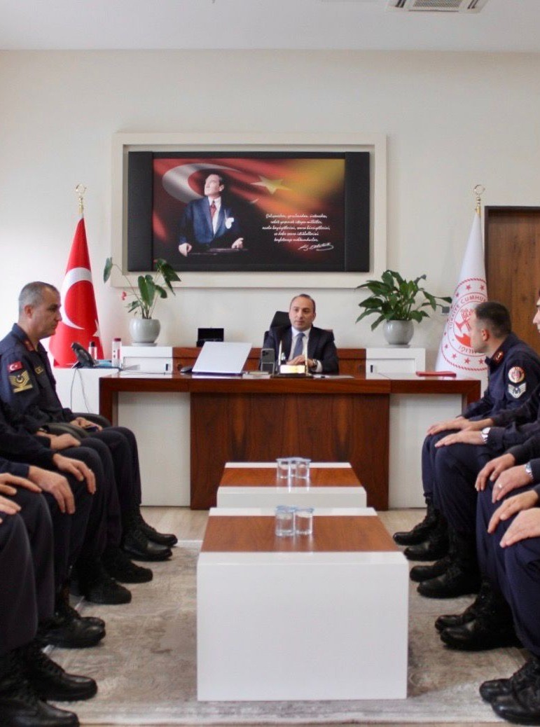 Çine Kaymakamı Erdoğan’dan jandarma personeline başarı belgesi
Çine Kaymakamı Erdoğan’dan jandarma personeline başarı belgesi