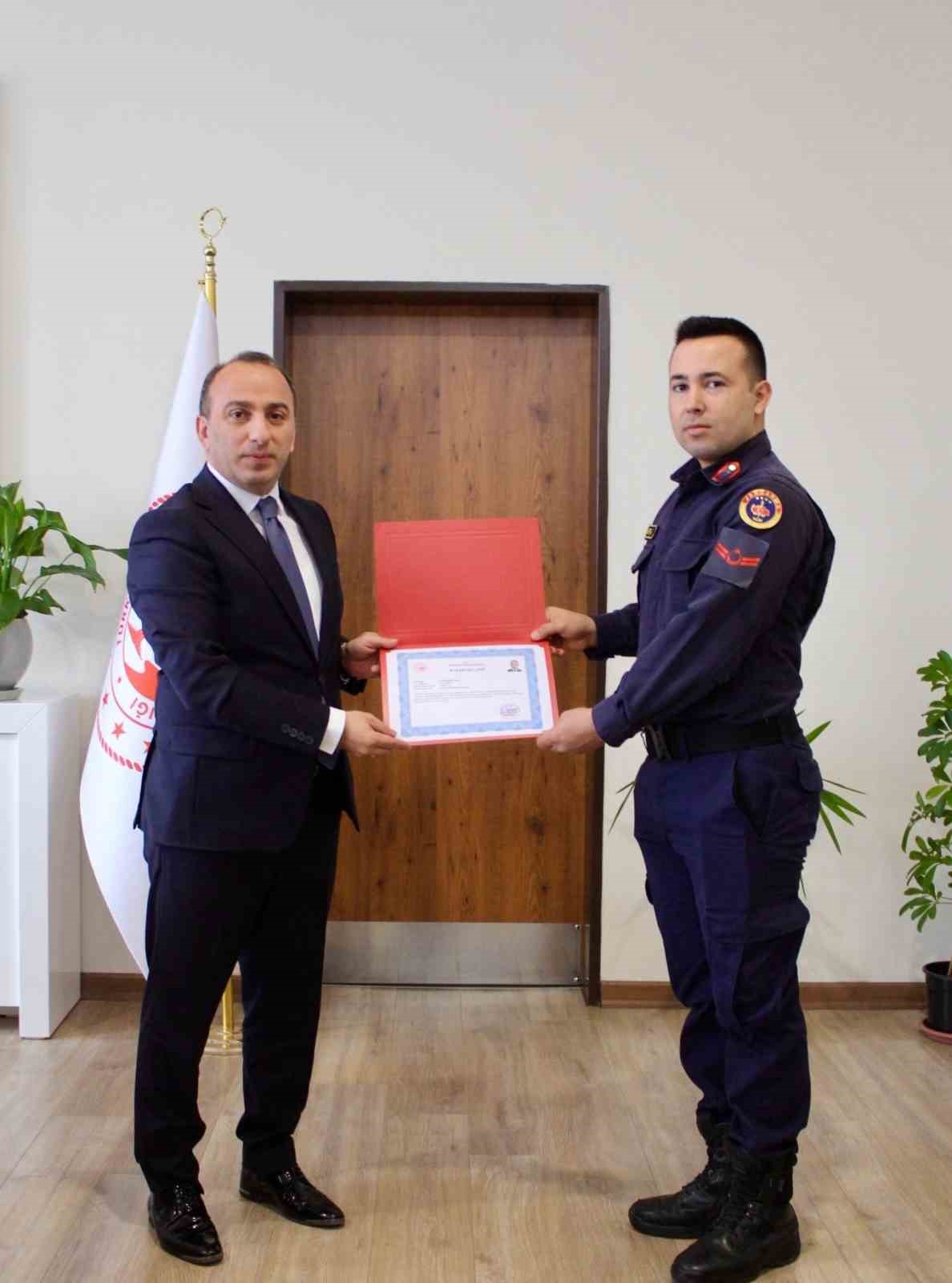 Çine Kaymakamı Erdoğan’dan jandarma personeline başarı belgesi
Çine Kaymakamı Erdoğan’dan jandarma personeline başarı belgesi