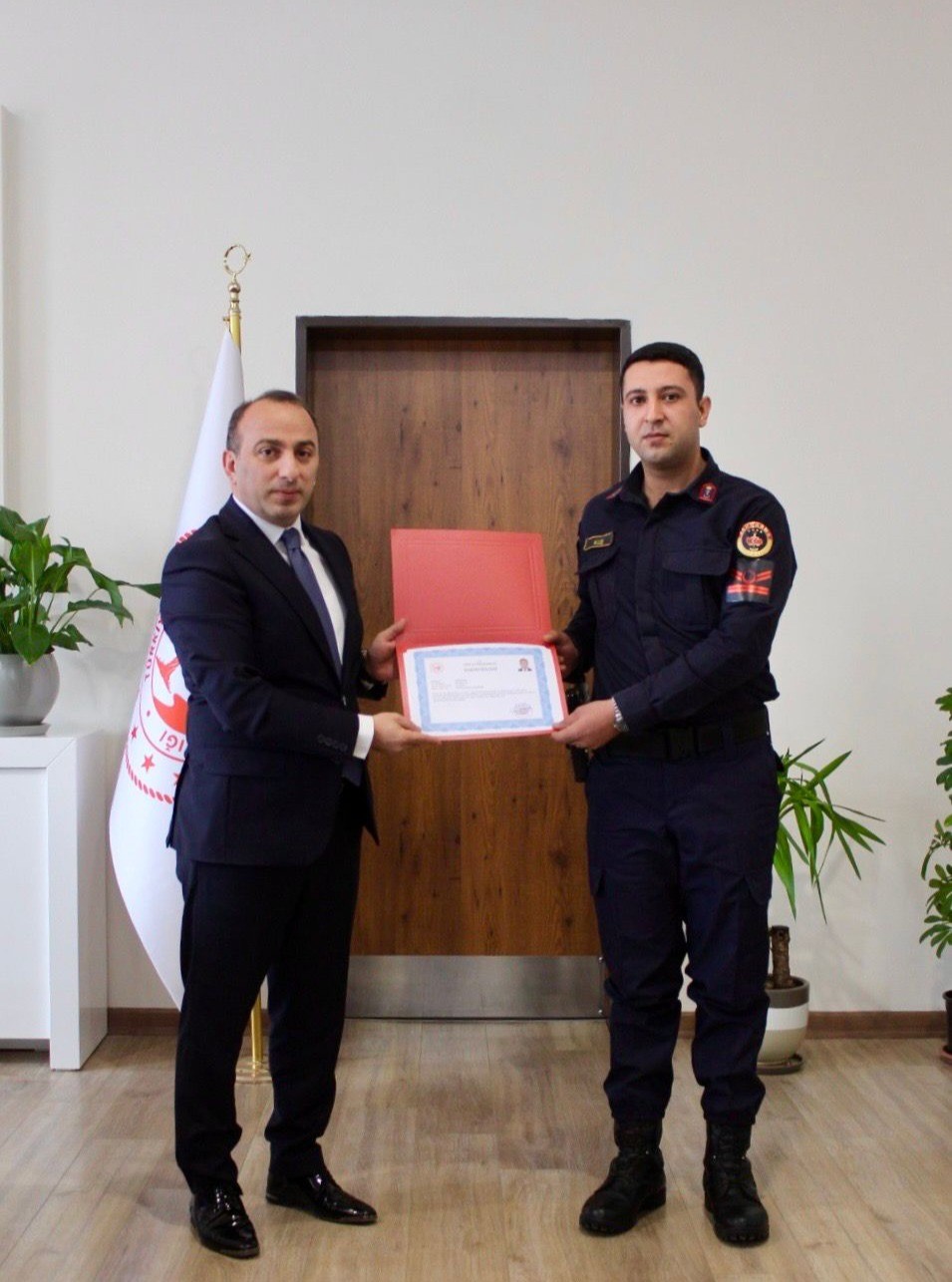 Çine Kaymakamı Erdoğan’dan jandarma personeline başarı belgesi
Çine Kaymakamı Erdoğan’dan jandarma personeline başarı belgesi