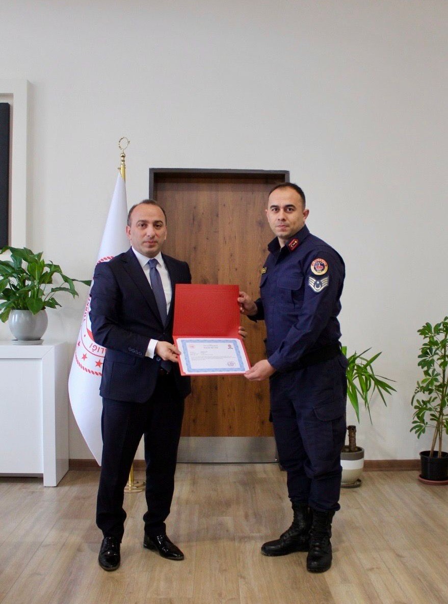 Çine Kaymakamı Erdoğan’dan jandarma personeline başarı belgesi
Çine Kaymakamı Erdoğan’dan jandarma personeline başarı belgesi