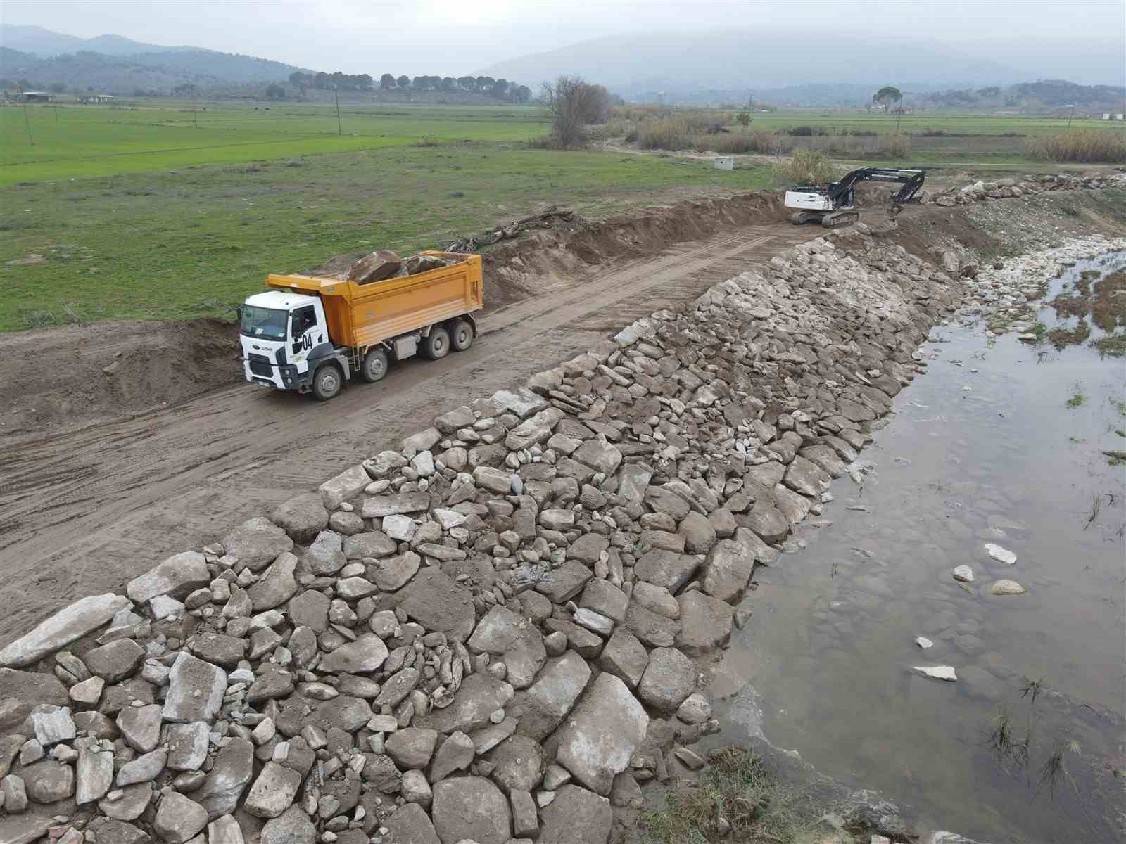 Çine Sulaması inşaatında çalışmalar sürüyor
Çine Sulaması inşaatında çalışmalar sürüyor