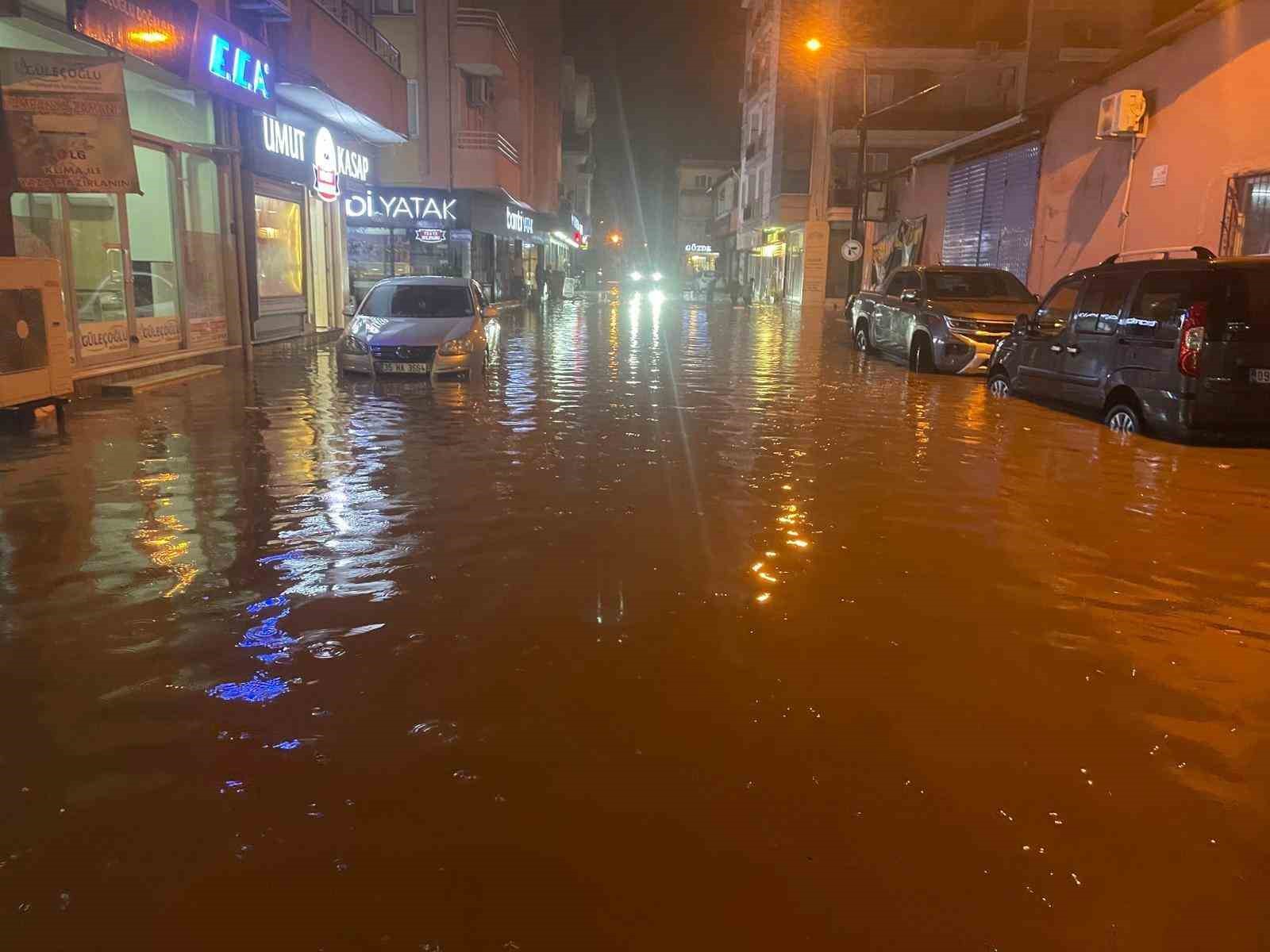 Çine’de sağanak etkili oldu, yollar göle döndü
