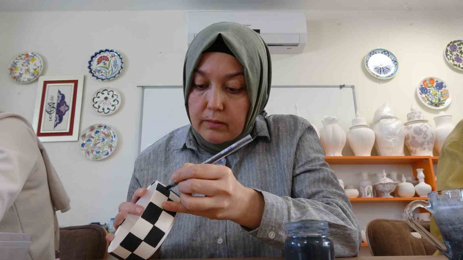 Çini, kadınların ellerinde hayat buluyor
