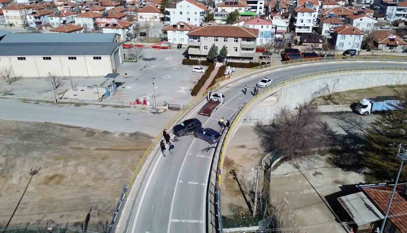 Cip ile otomobil kafa kafaya çarpıştı: 6 yaralı
