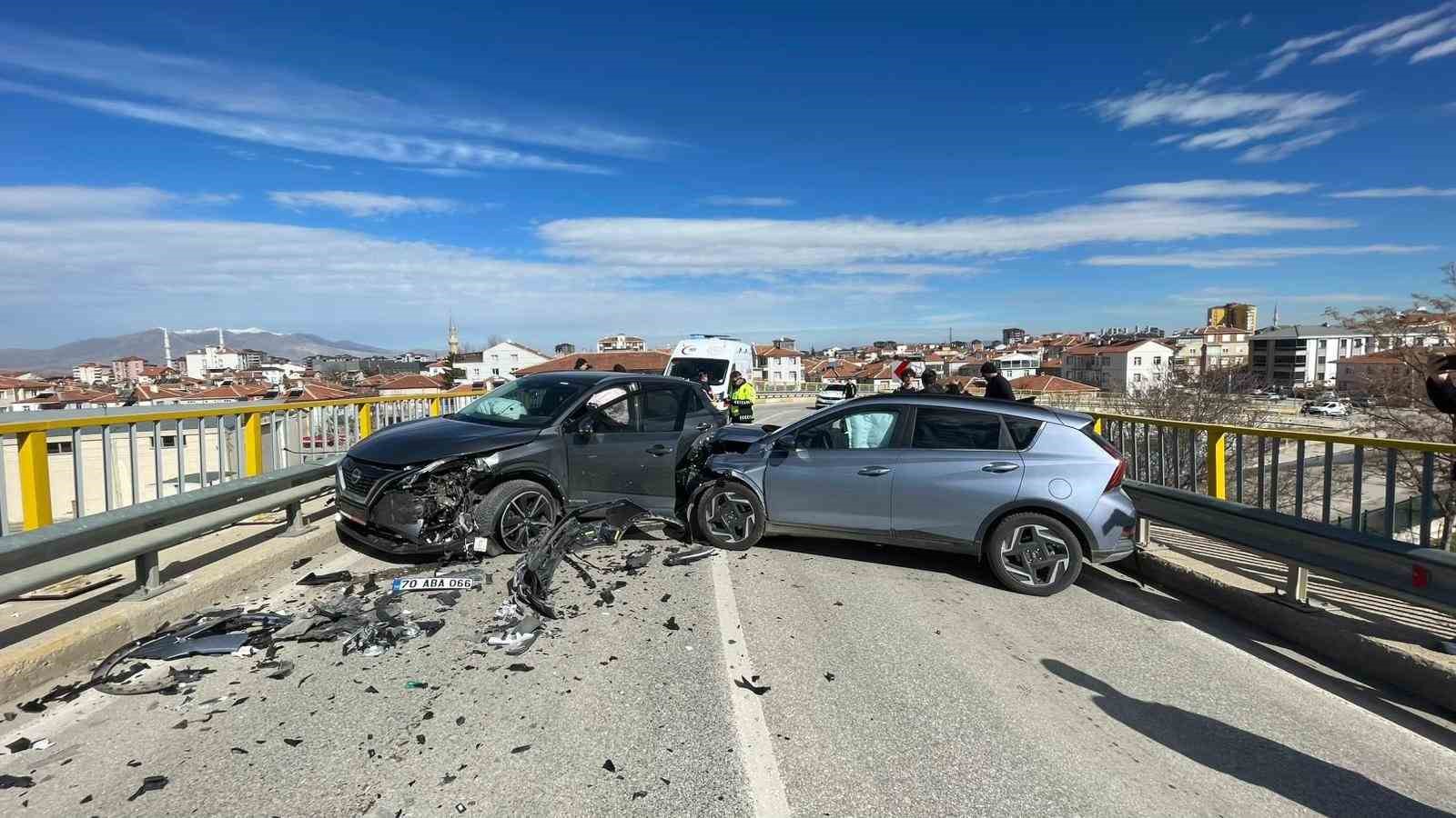 Cip ile otomobil kafa kafaya çarpıştı: 6 yaralı
