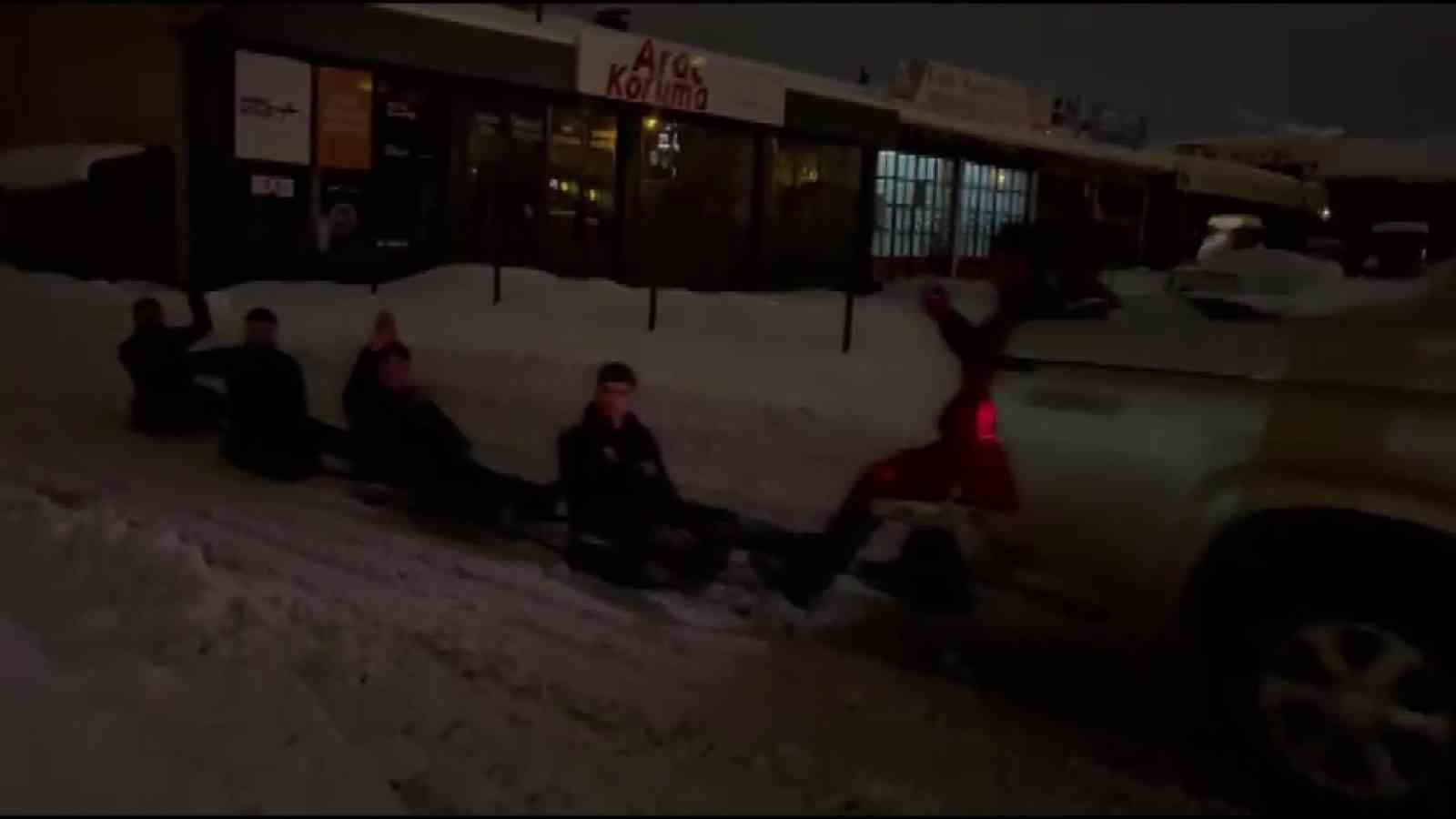 Çıraklarının isteğini geri çevirmeyen usta, karda eğlenceye ortak oldu
