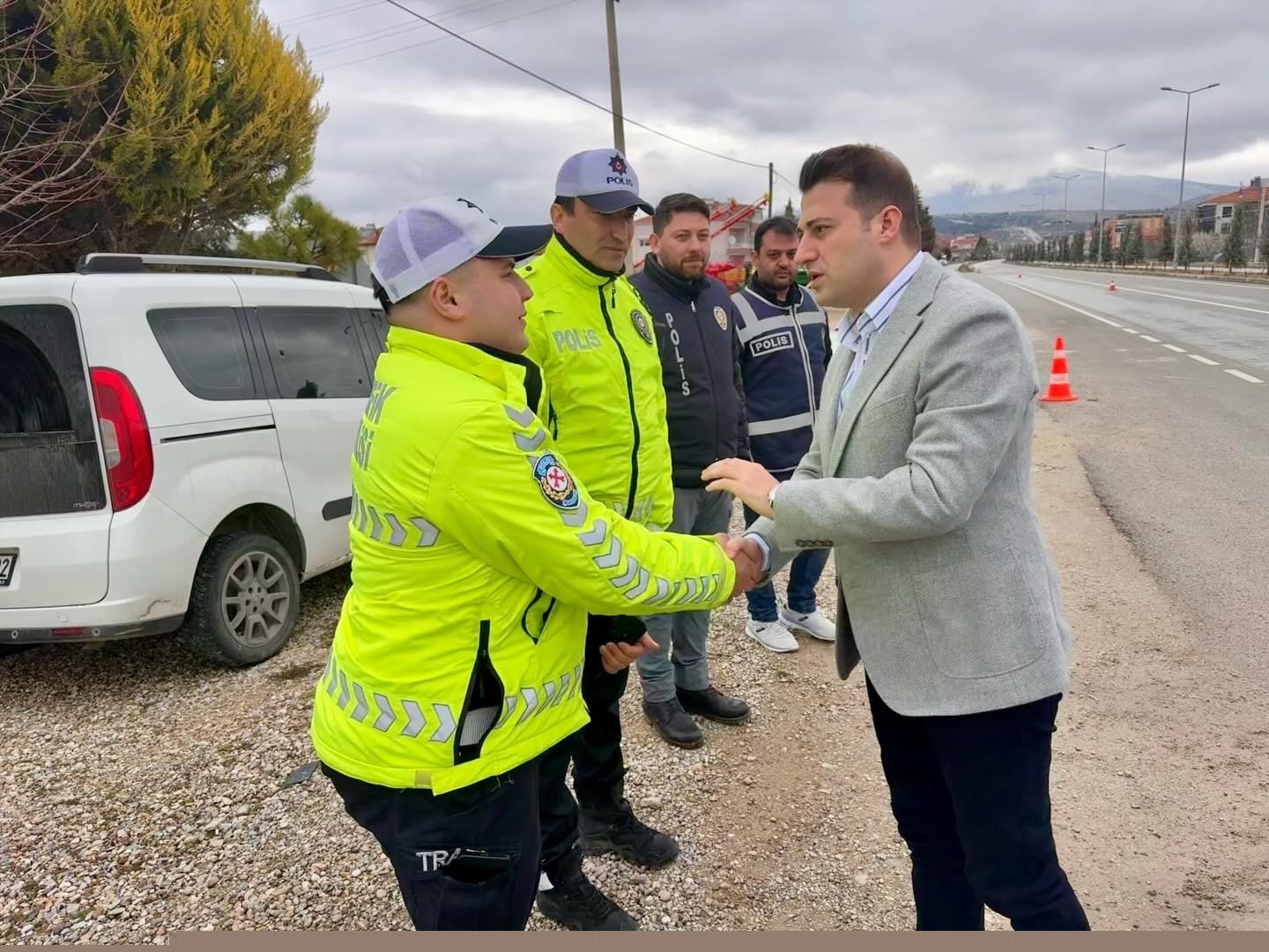 Çivril protokolü bayramda vatandaşlar ve görevi başındaki personeli yalnız bırakmadı

