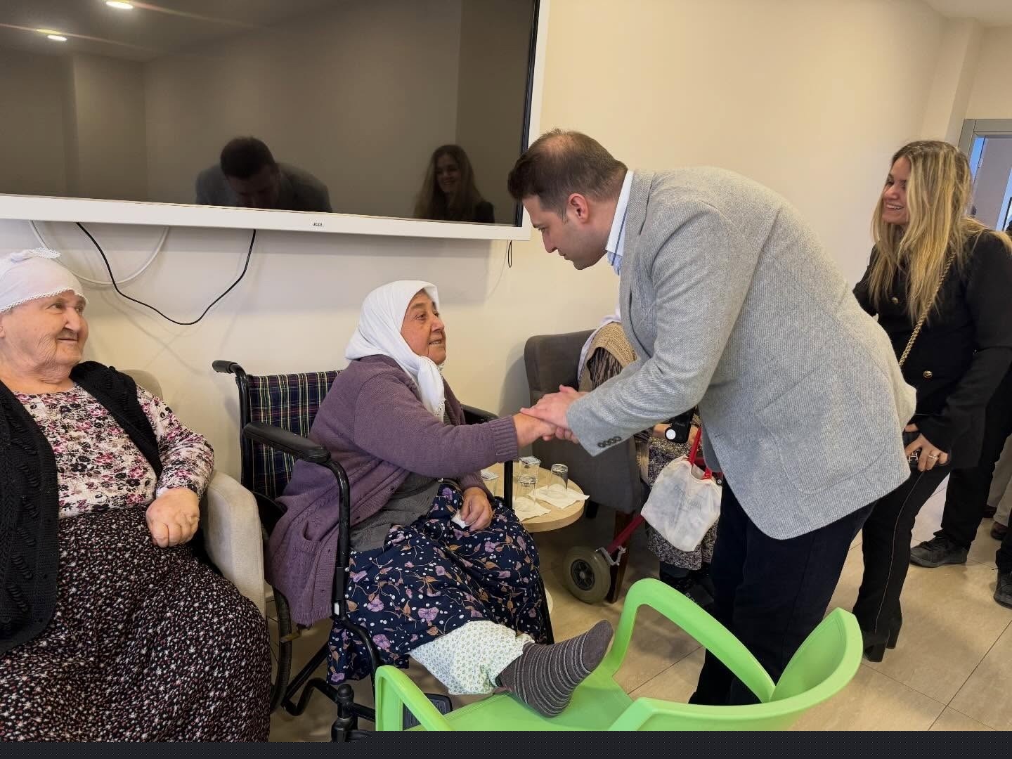 Çivril protokolü bayramda vatandaşlar ve görevi başındaki personeli yalnız bırakmadı
