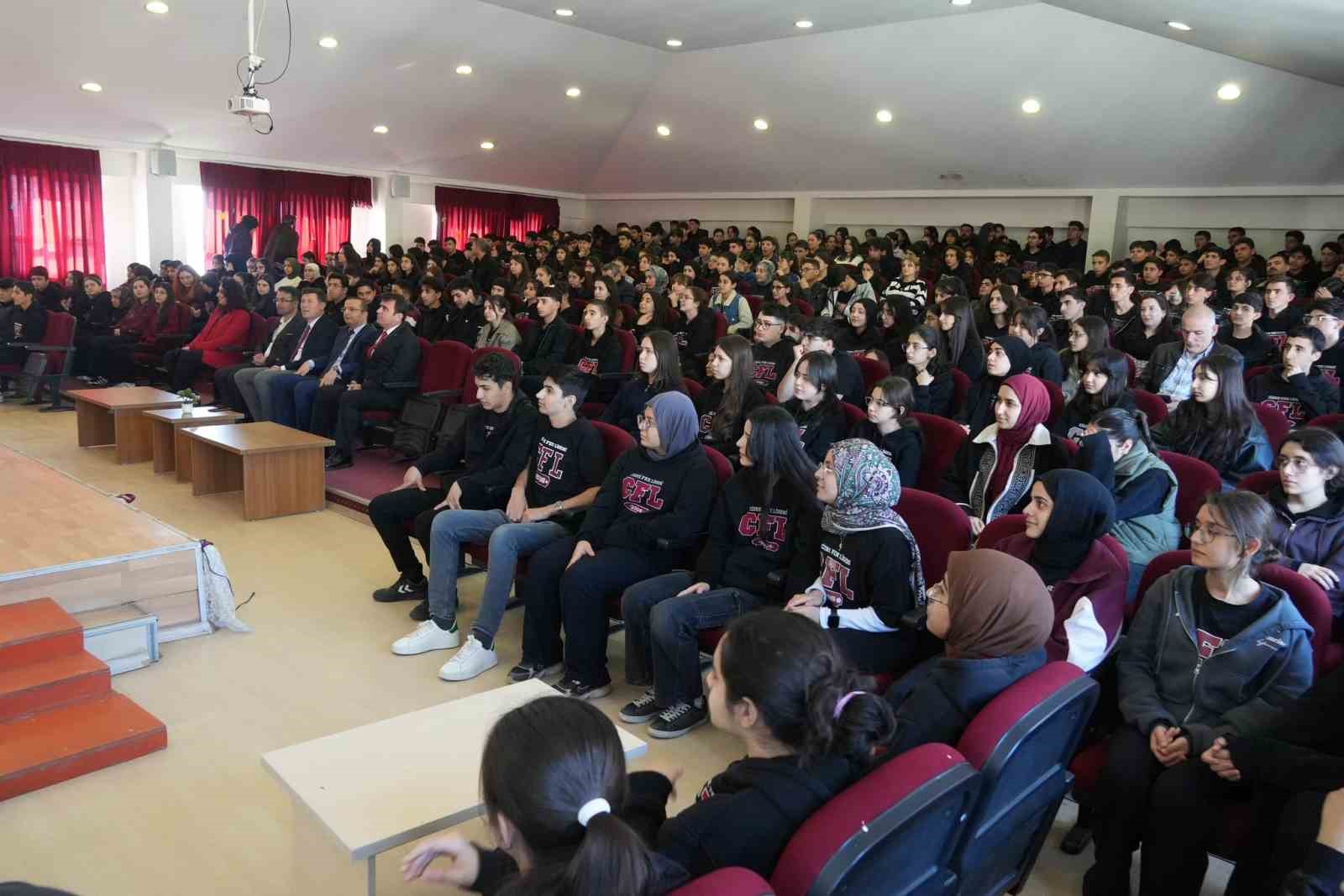 Cizre Kaymakamı Baycar, lise öğrencilerine tavsiyelerde bulundu
