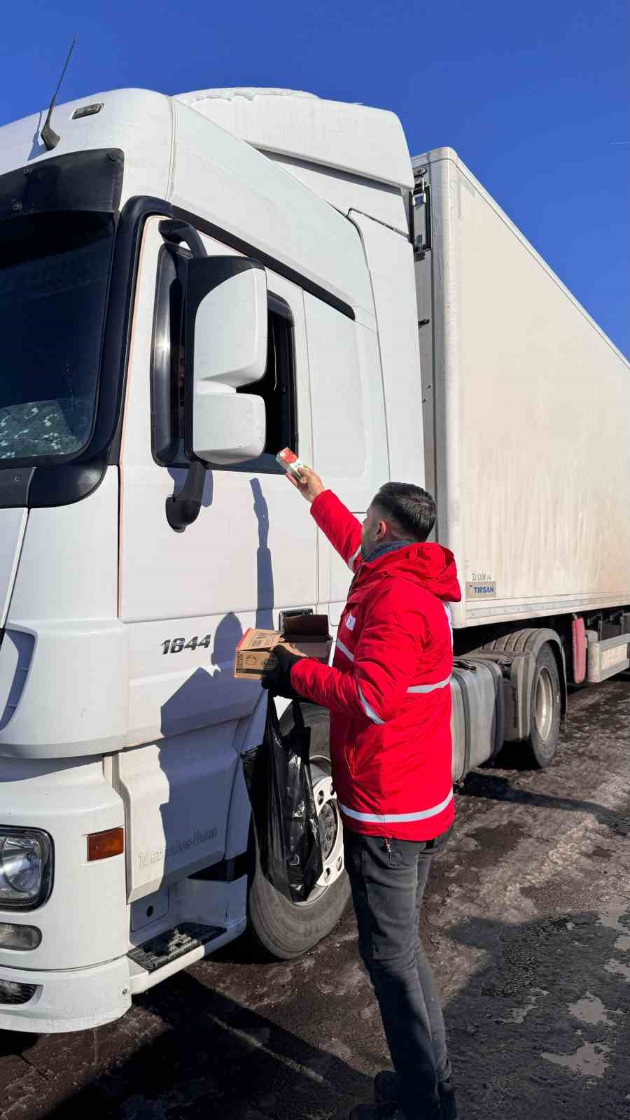Cizre Kızılay’dan yolda kalan tır şoförlerine sıcak destek
