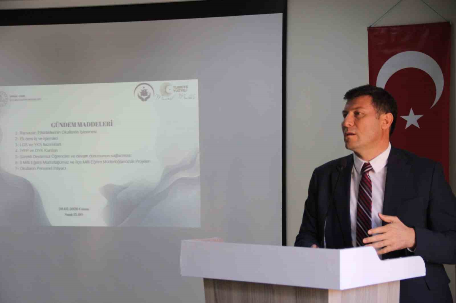 Cizre’de 2. dönem okul müdürleri buluşması
Cizre’de 2. dönem okul müdürleri buluşması