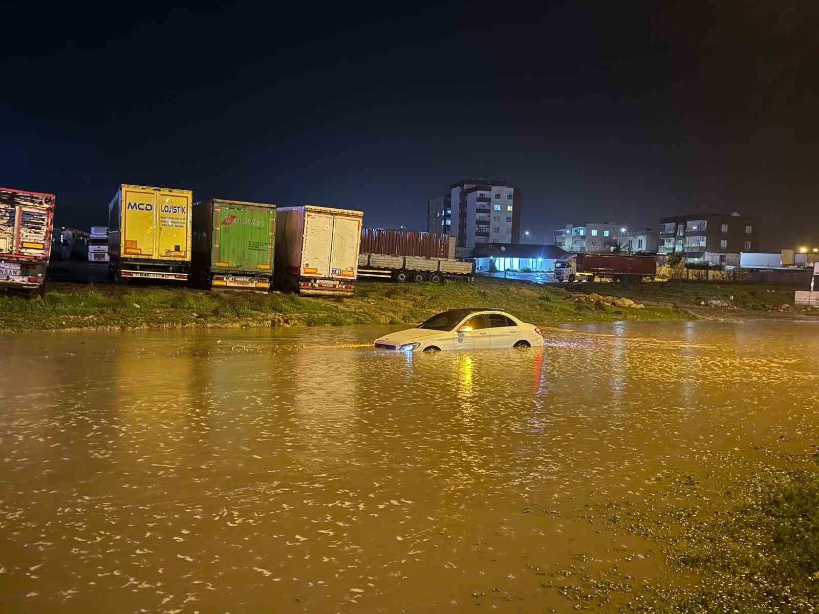 Cizre’de araçlarda mahsur kalan 3 kişiyi itfaiye ekipleri kurtardı
