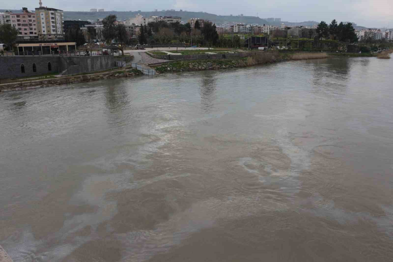 Cizre’de boru hattındaki sızıntı nedeniyle petrol Dicle Nehrine karıştı, ekipler arızayı giderdi
