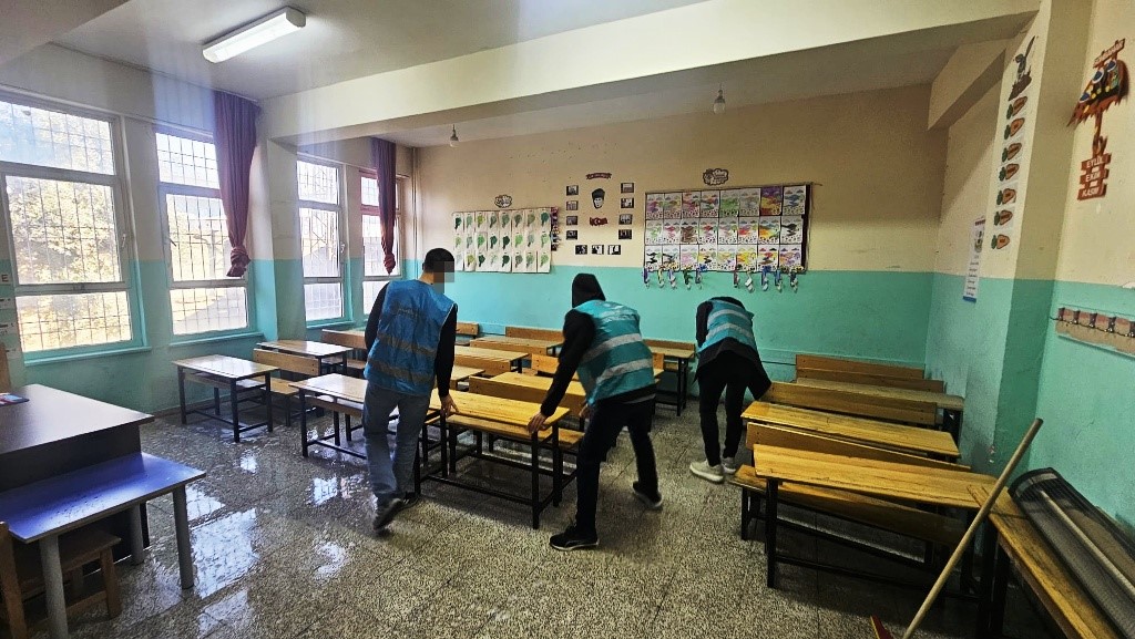 Cizre’de denetimli serbestlik yükümlüleri 16 ayda 212 okulu temizledi
Cizre’de denetimli serbestlik yükümlüleri 16 ayda 212 okulu temizledi