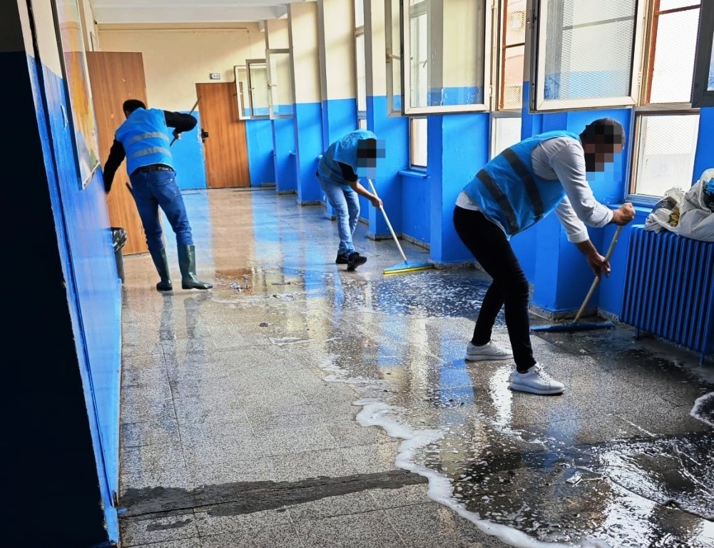 Cizre’de denetimli serbestlik yükümlüleri 16 ayda 212 okulu temizledi
Cizre’de denetimli serbestlik yükümlüleri 16 ayda 212 okulu temizledi