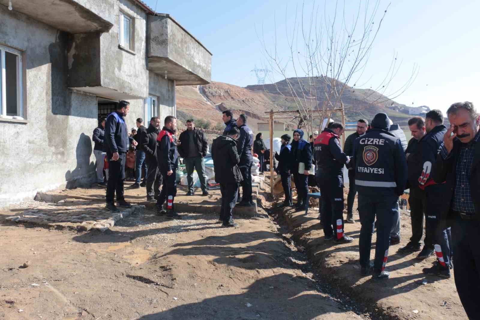 Cizre’de facianın eşiğinden dönüldü: Dev kayalar evi yerle bir etti

