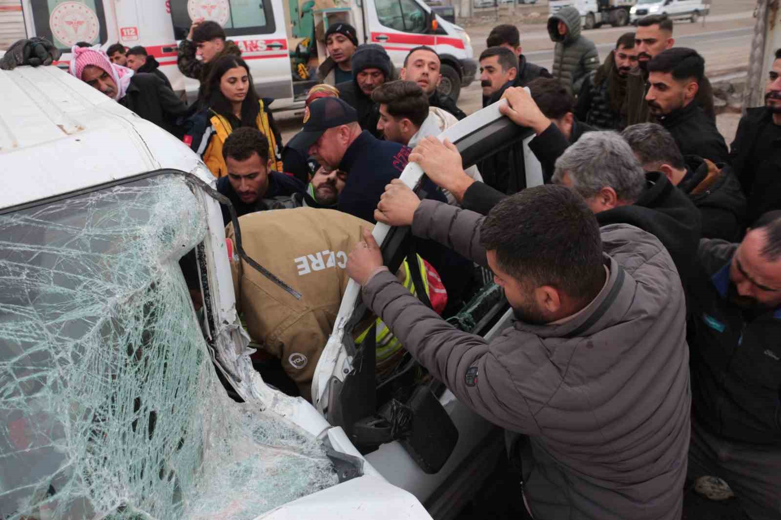 Cizre’de hafif ticari araç park halindeki tırın dorsesine çarptı: 1 yaralı
