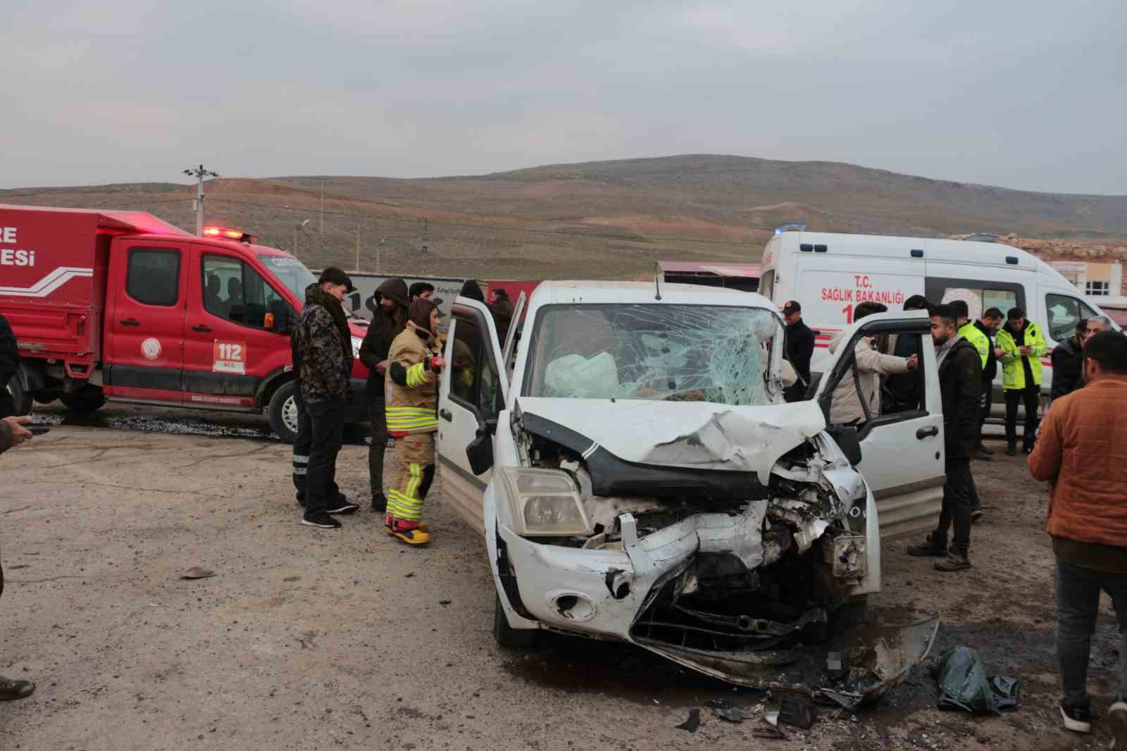 Cizre’de hafif ticari araç park halindeki tırın dorsesine çarptı: 1 yaralı
