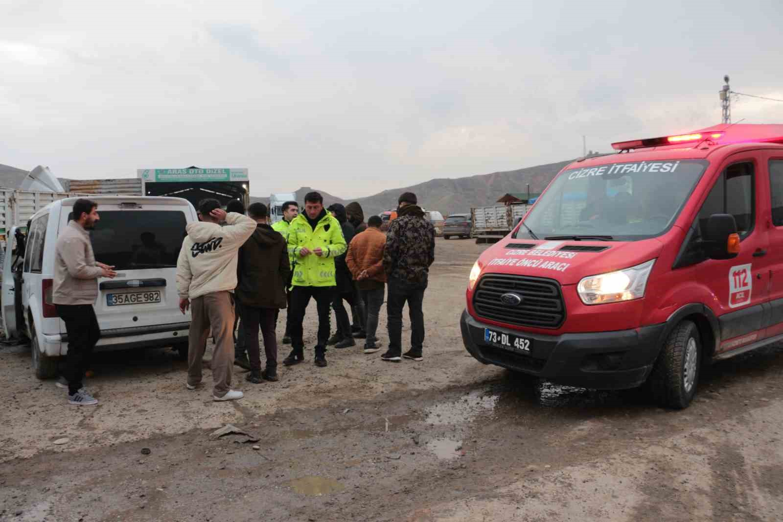 Cizre’de hafif ticari araç park halindeki tırın dorsesine çarptı: 1 yaralı

