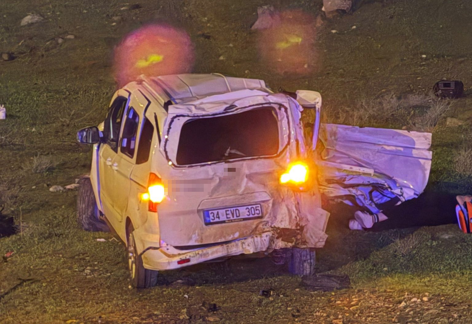 Cizre’de hafif ticari araç şarampole yuvarlandı: 1 ölü, 1 ağır yaralı
