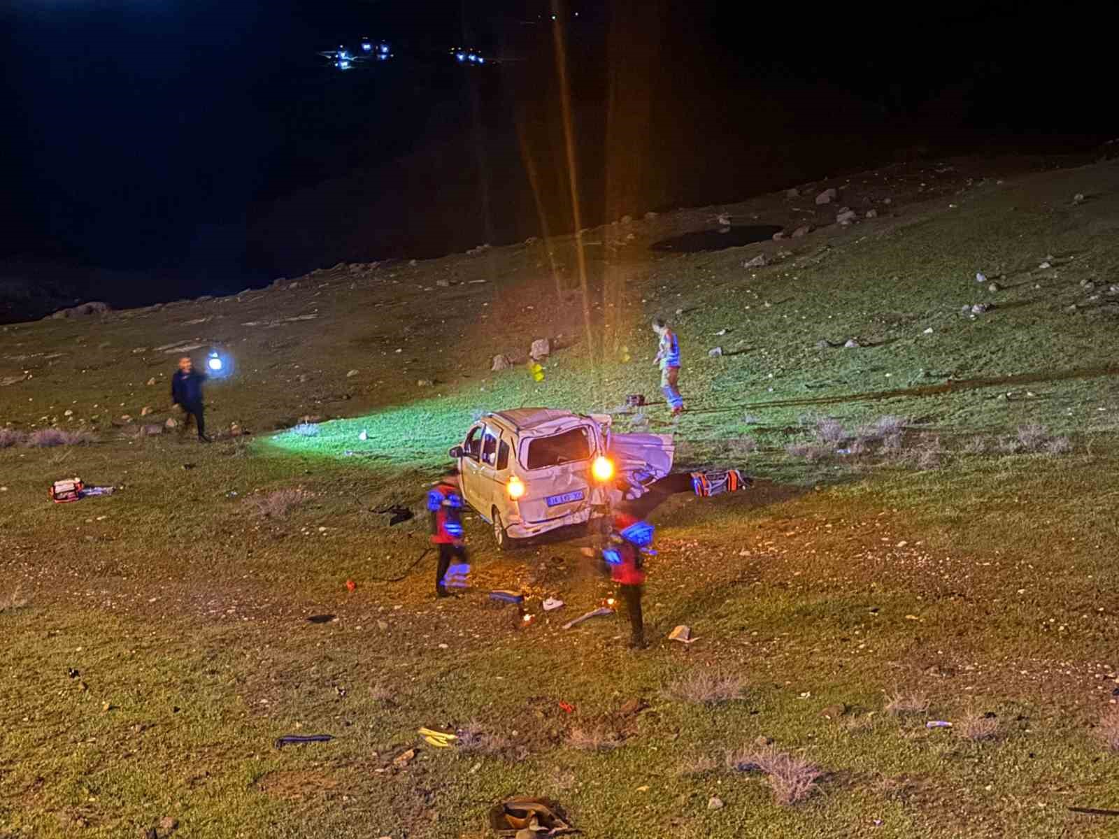 Cizre’de hafif ticari araç şarampole yuvarlandı: 1 ölü, 1 ağır yaralı
