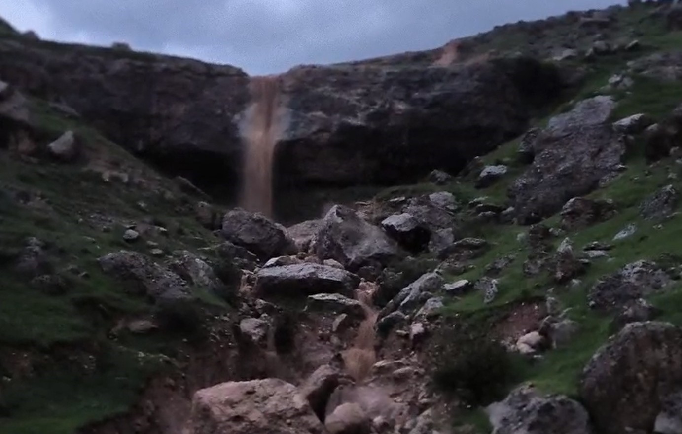 Cizre’de heyelan yolu kapattı, çok sayıda araç ve vatandaş mahsur kaldı
