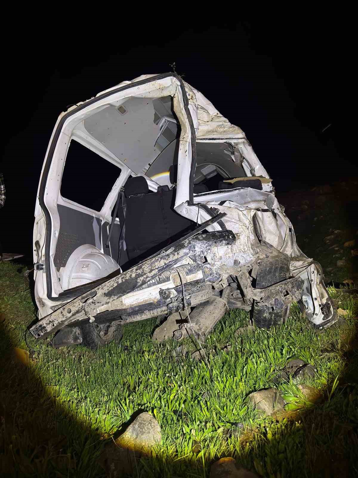 Cizre’de kamyonet şarampole uçtu: 1 ağır yaralı
