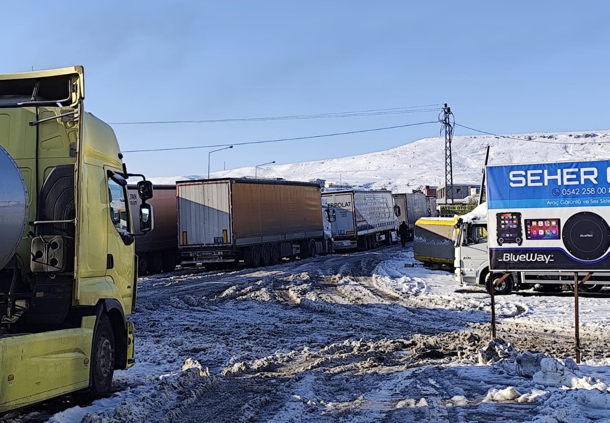 Cizre’de kar esareti: Yollar buz pistine döndü
