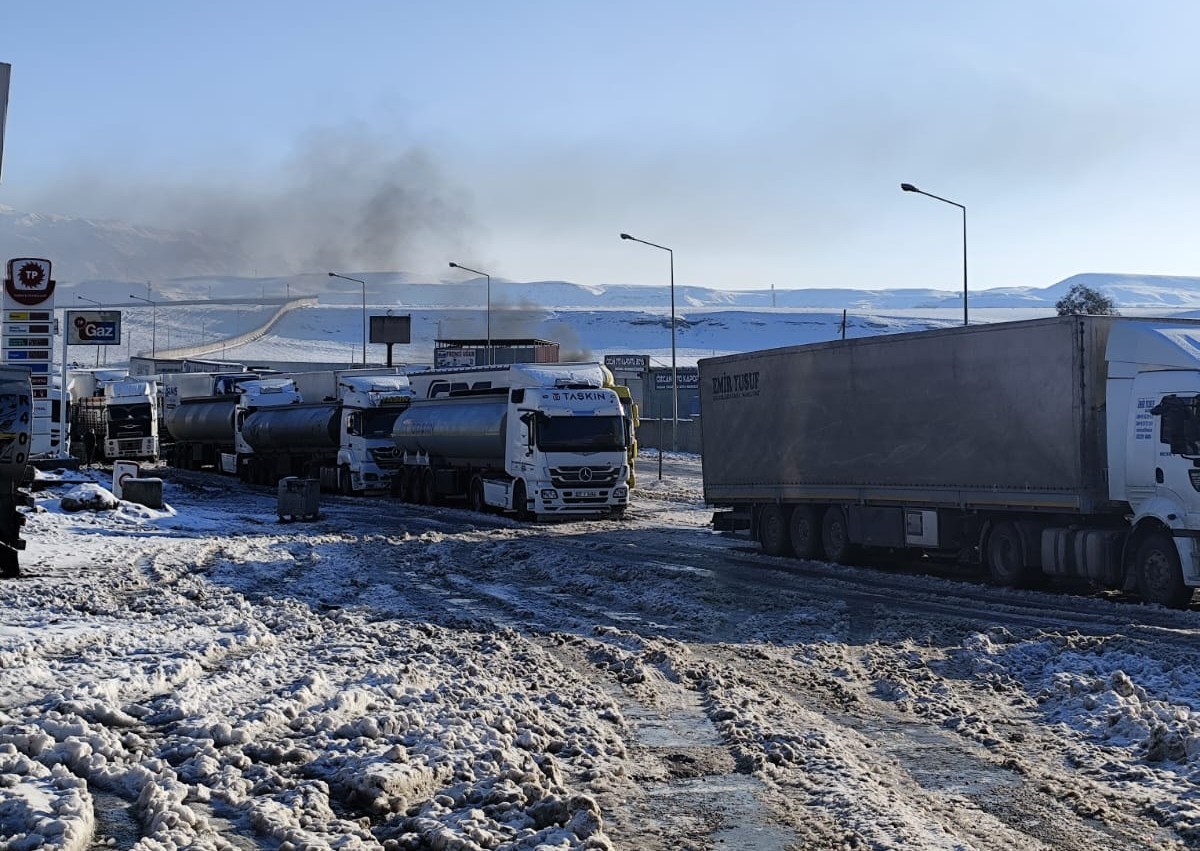 Cizre’de kar esareti: Yollar buz pistine döndü
