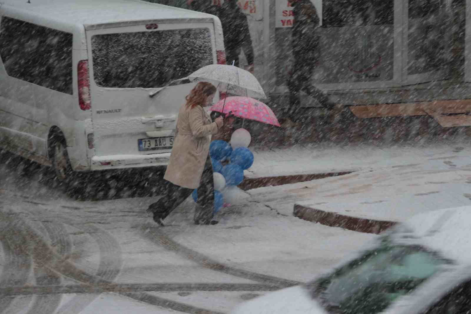 Cizre’de kar yağışı hava ve kara ulaşımını felç etti

