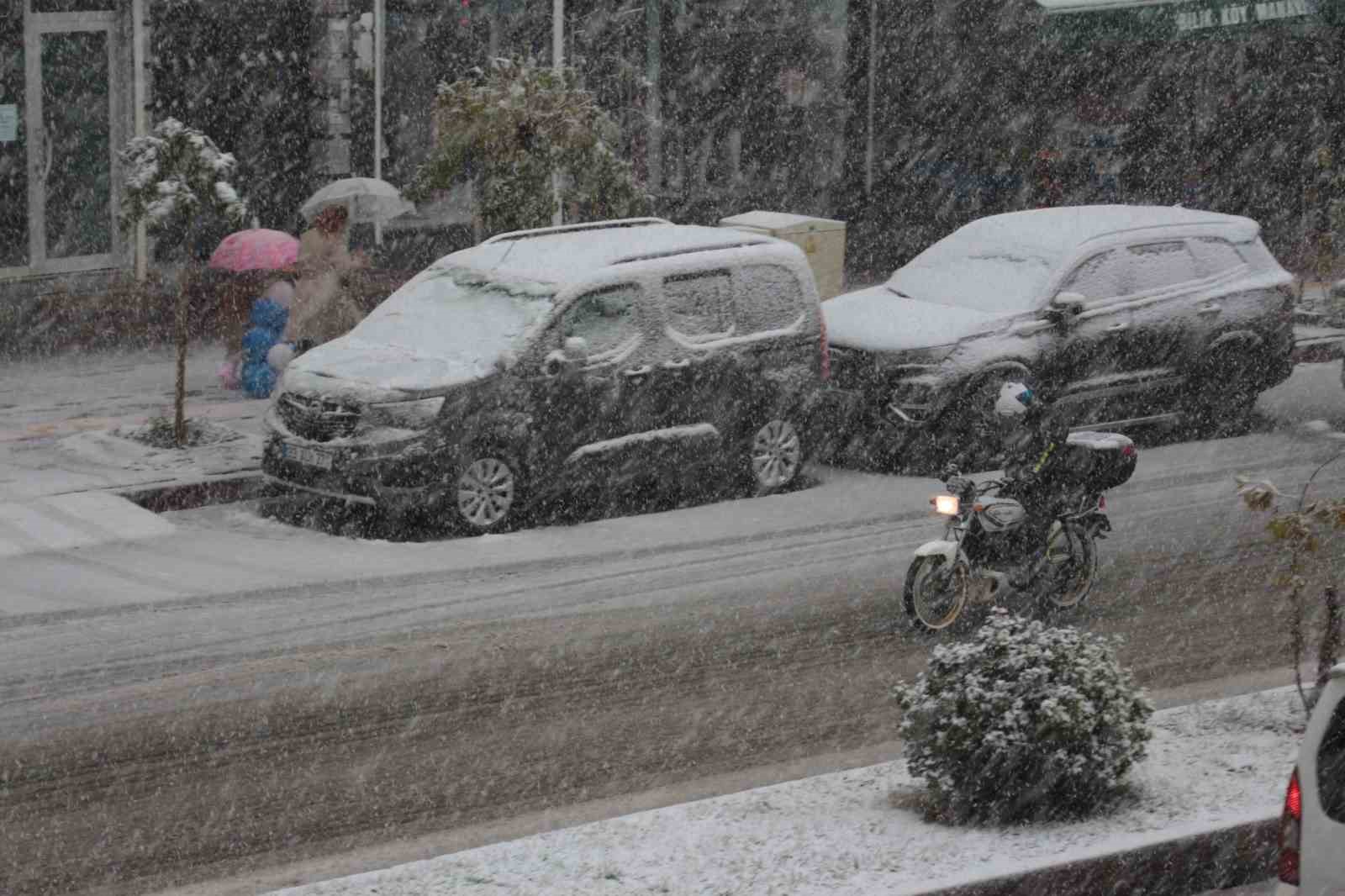 Cizre’de kar yağışı hava ve kara ulaşımını felç etti
