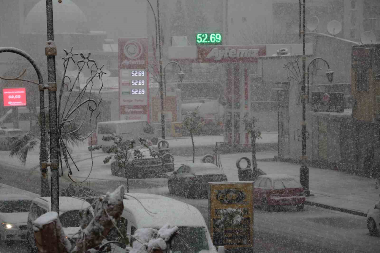 Cizre’de kar yağışı hava ve kara ulaşımını felç etti
