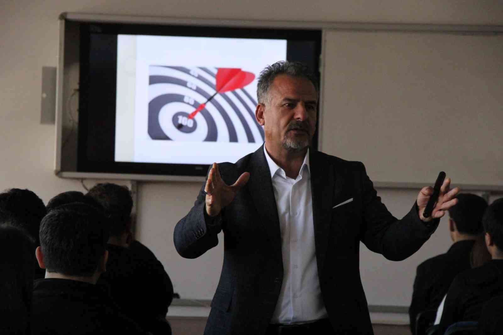 Cizre’de lise öğrencilerine yönelik YKS semineri düzenlendi
