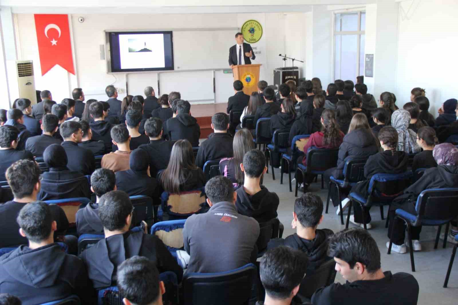 Cizre’de lise öğrencilerine yönelik YKS semineri düzenlendi
