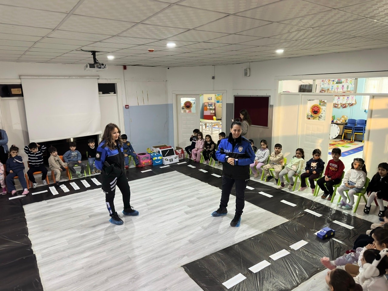 Cizre’de minik öğrenciler polislik mesleğini tanıdı
