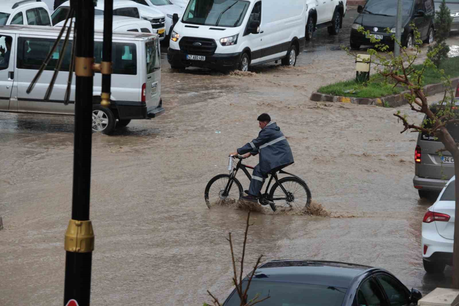Cizre’de sağanak yağış cadde ve sokakları göle çevirdi
