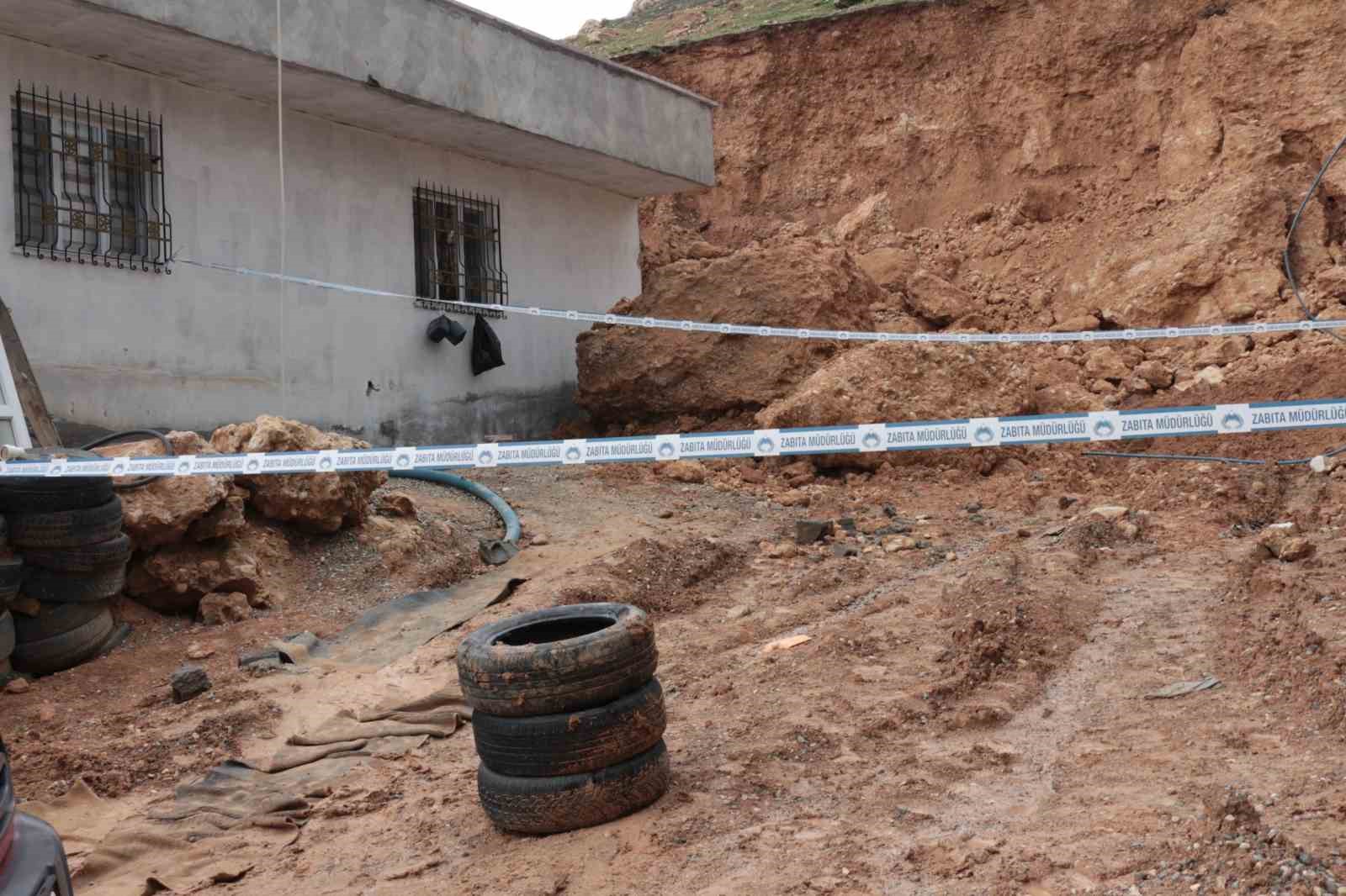 Cizre’de sağanak yağış heyelana neden oldu, dev kayalar evi yıktı
