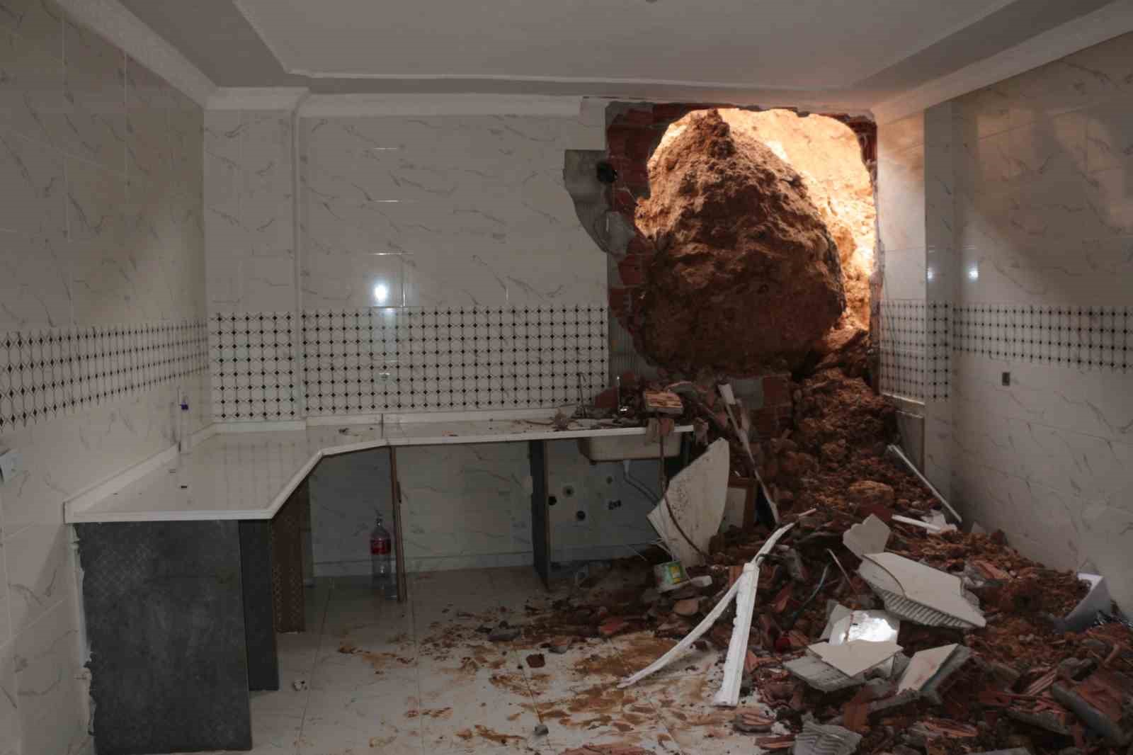 Cizre’de sağanak yağış heyelana neden oldu, dev kayalar evi yıktı
