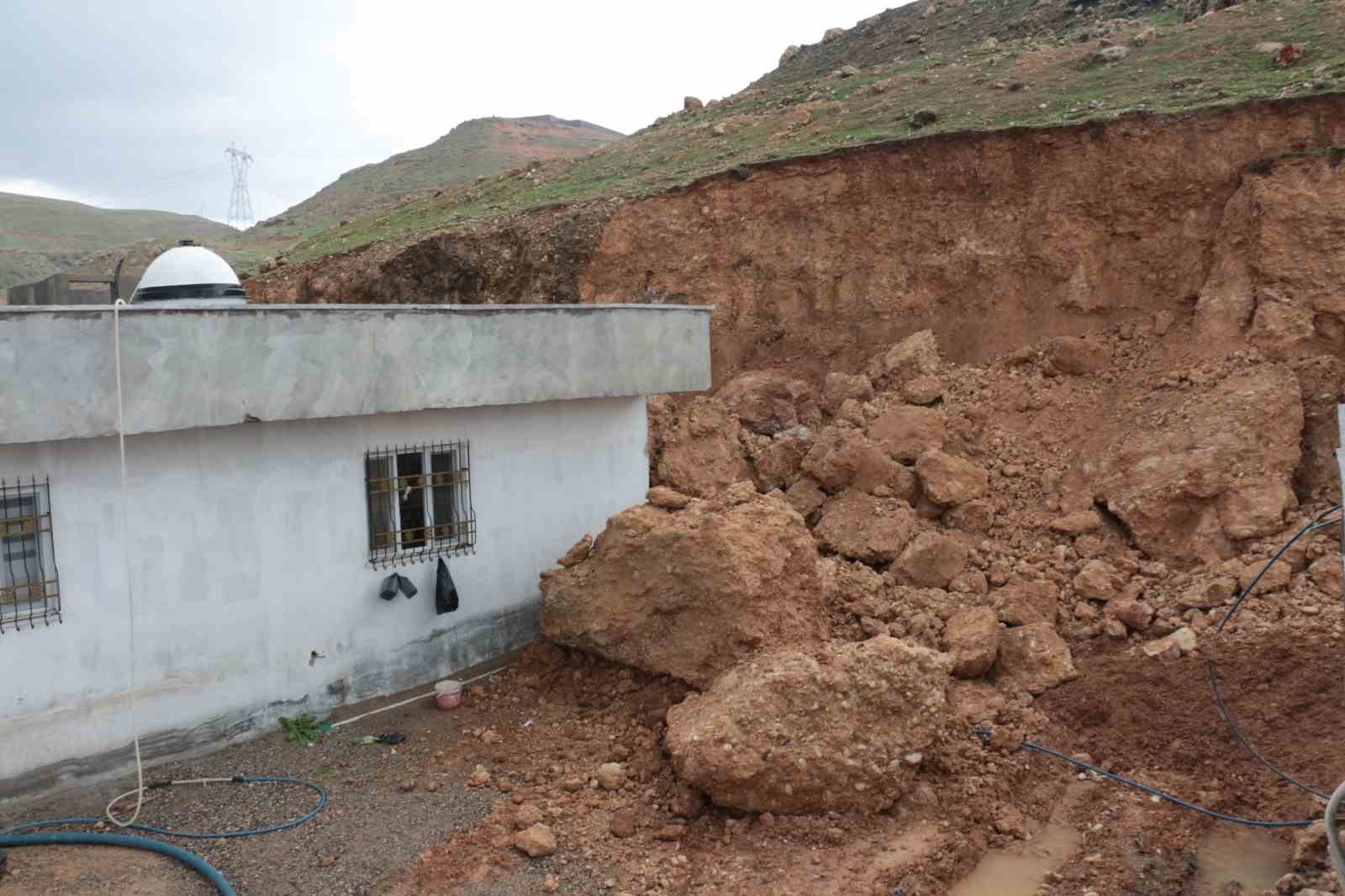 Cizre’de sağanak yağış heyelana neden oldu, dev kayalar evi yıktı
