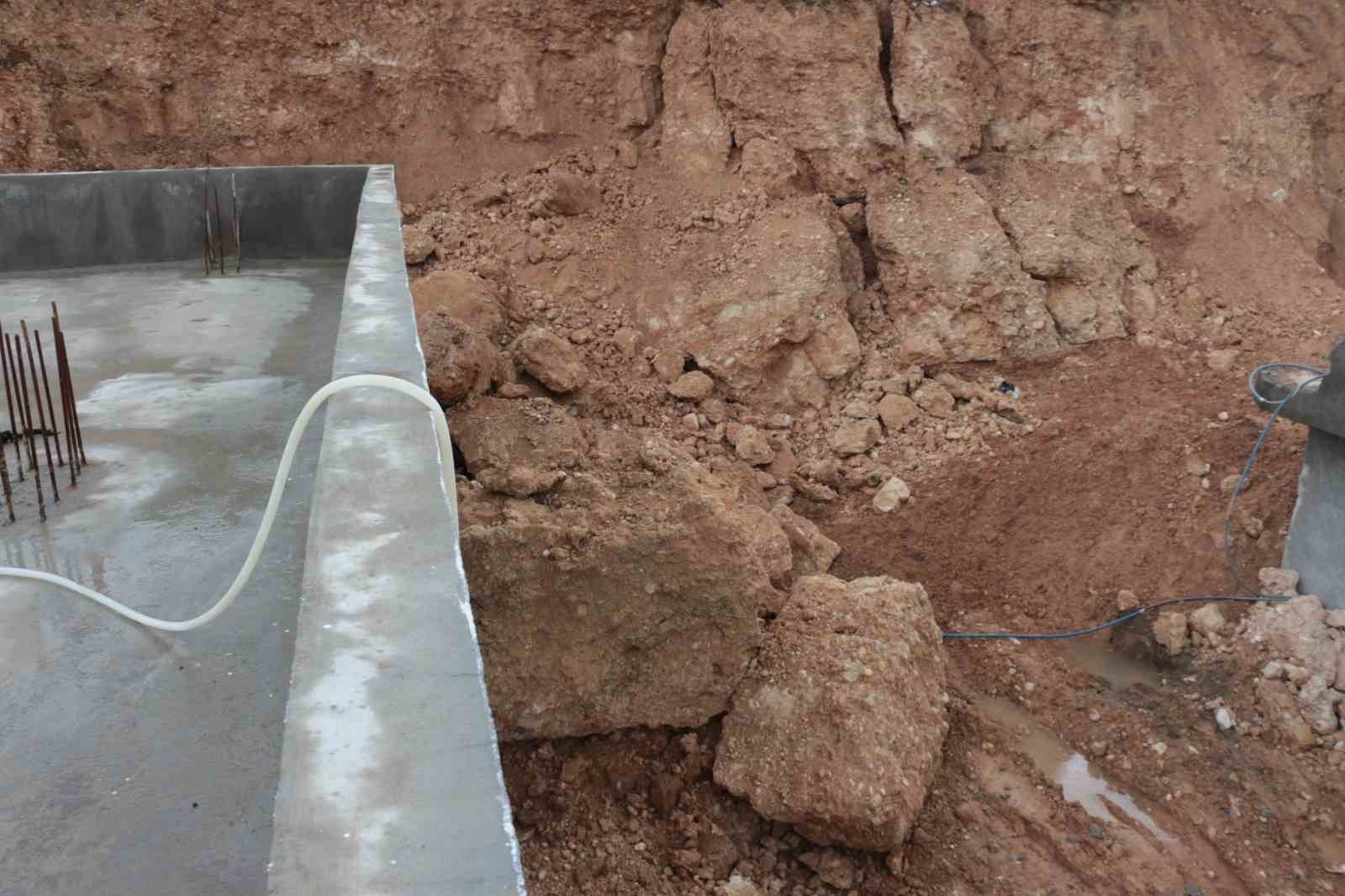 Cizre’de sağanak yağış heyelana neden oldu, dev kayalar evi yıktı
