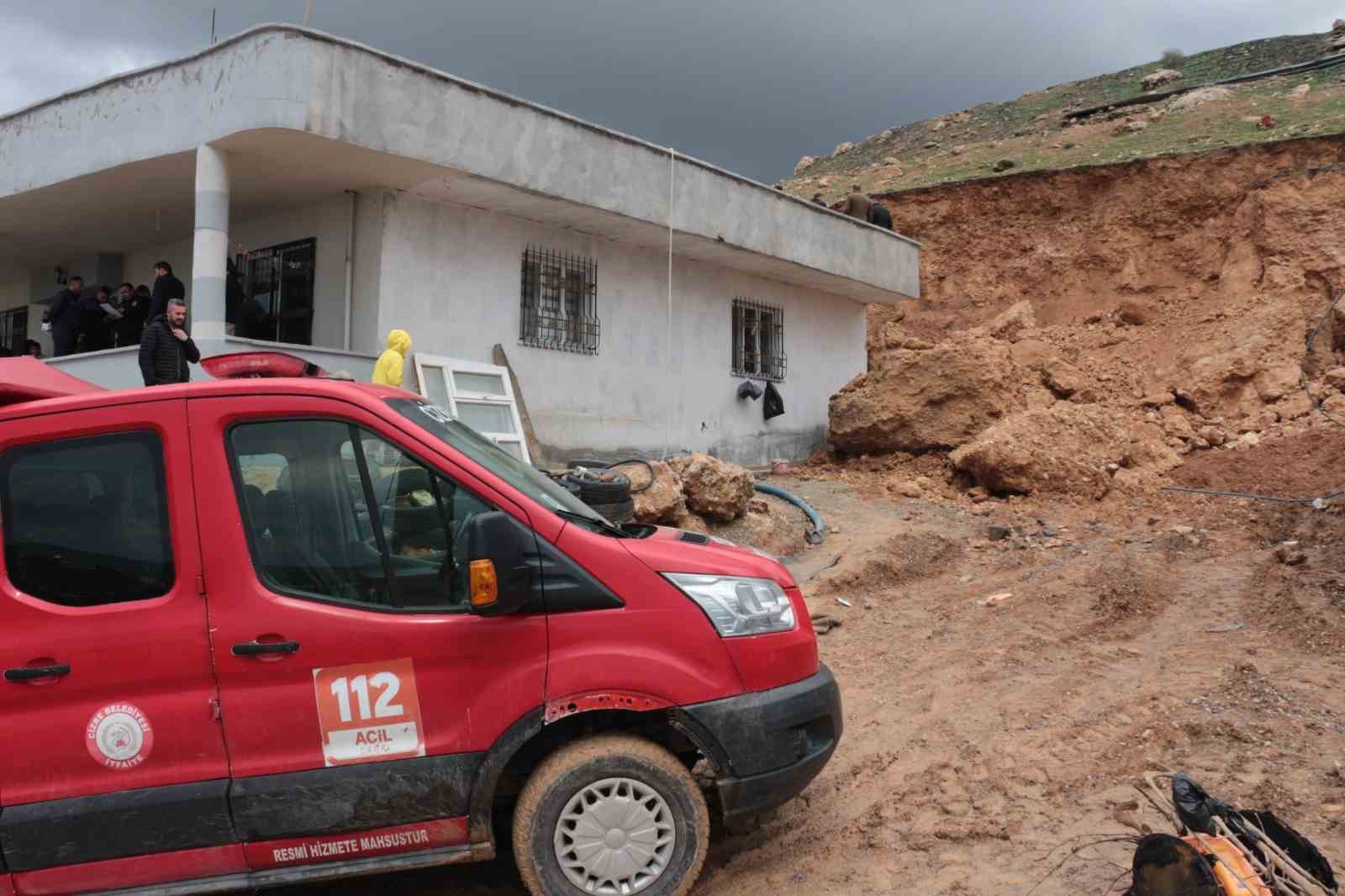 Cizre’de sağanak yağış heyelana neden oldu, dev kayalar evi yıktı
