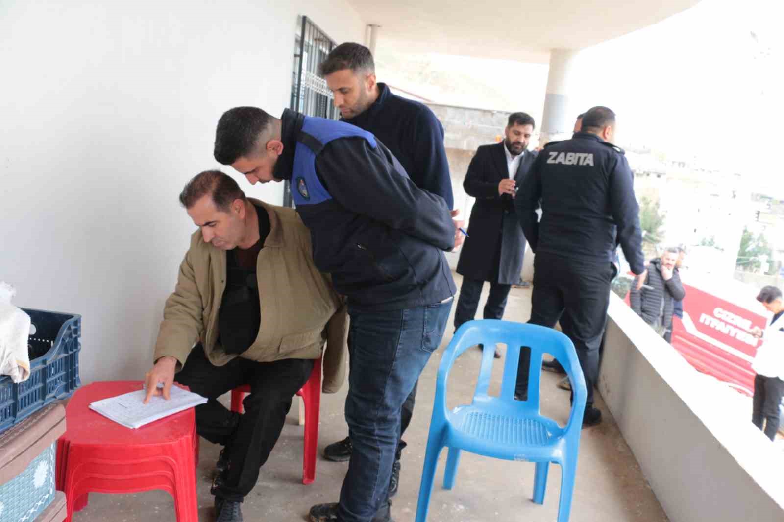 Cizre’de sağanak yağış heyelana neden oldu, dev kayalar evi yıktı
